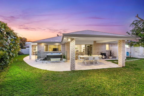 Salty Pause At Bondi House - With Spa And Pet Friendly! - Accommodation Rockhampton 3