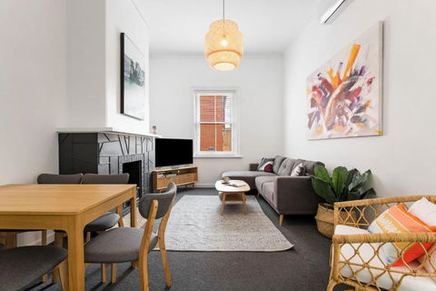 Salty Pines - 3BR House Glenelg South - Accommodation Rockhampton 0