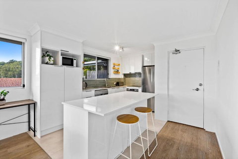 Salty Sea Breeze Apartment 500m To Waters Edge - Accommodation Rockhampton 1