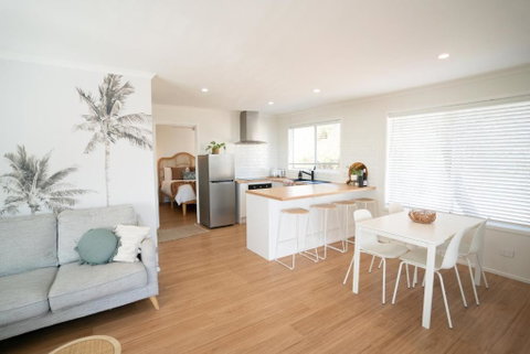 Sanbis Cabin - Hidden Boutique Retreat, Sea Views - Accommodation Rockhampton 2