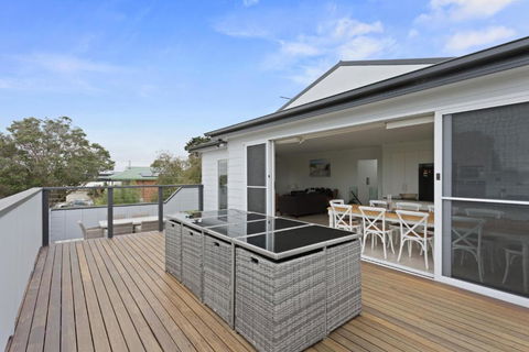 Sanctuary Lodge By Ready Set Stay - BYO LINEN & TOWELS - Accommodation Rockhampton 0