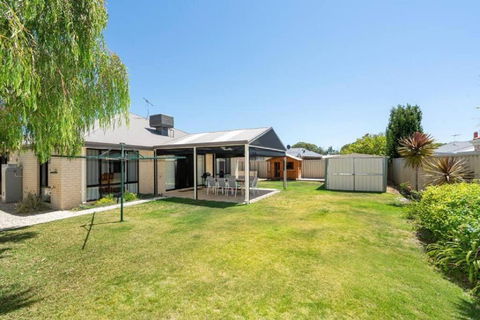 Sandpiper House - Family & Pet Friendly - Accommodation Rockhampton 1