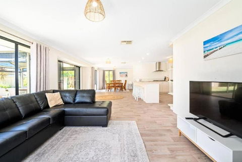 Sandpiper House - Family & Pet Friendly - Accommodation Rockhampton 2