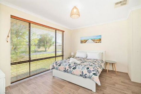 Sandpiper House - Family & Pet Friendly - Accommodation Rockhampton 3