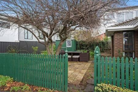 Sandy Bay Cozy Cottage Close To CBD - Accommodation Rockhampton 3