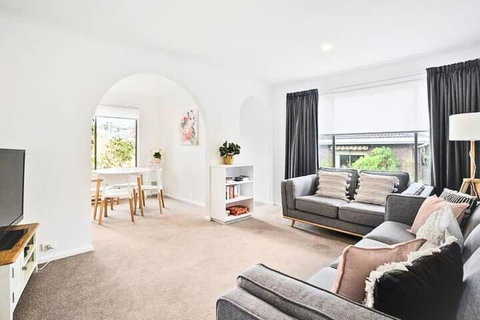 Sandy Bay Cozy Cottage Close To CBD - Accommodation Rockhampton 0
