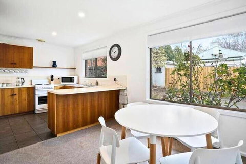 Sandy Bay Cozy Cottage Close To CBD - Accommodation Rockhampton 1