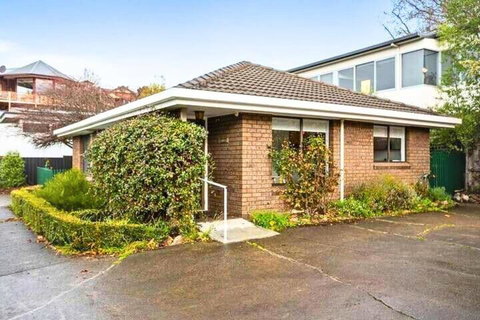 Sandy Bay Cozy Cottage Close To CBD - Accommodation Rockhampton 2