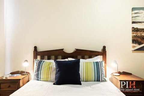 Sandy Bay Getaway W Spa 4 Bdr - Accommodation Rockhampton 2