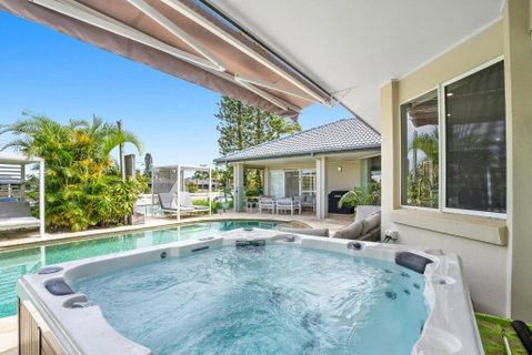 SEACLUSION 5 Bed Waterfront, Sleeps 12 - Accommodation Rockhampton 3