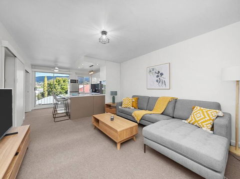 Sandy Bay Apartment With Hobart River View, Near UTAS - Stroll To Cafes And Shops - Accommodation Rockhampton 0