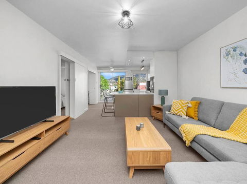 Sandy Bay Apartment With Hobart River View, Near UTAS - Stroll To Cafes And Shops - Accommodation Rockhampton 2