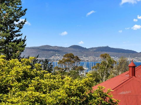 Sandy Bay Apartment With Hobart River View, Near UTAS - Stroll To Cafes And Shops - Accommodation Rockhampton 1