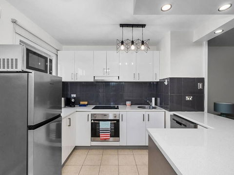 Sandy Bay Apartment With Hobart River View, Near UTAS - Stroll To Cafes And Shops - Accommodation Rockhampton 3