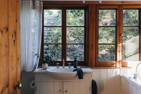 Secluded Stone Cottage Perfect For Couples Escape - Waterfalls - Accommodation Rockhampton 3