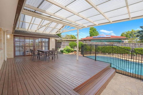 Sunny 5BR House With Private Pool In Carlingford - Accommodation Rockhampton 1