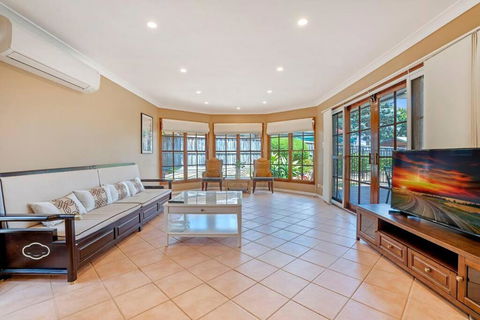 Sunny 5BR House With Private Pool In Carlingford - Accommodation Rockhampton 2