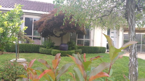 Sweet Holiday Home By The Golf Course - Accommodation Rockhampton 0