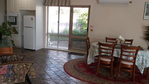 Sweet Holiday Home By The Golf Course - Accommodation Rockhampton 3