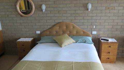 Beachview Motel - Adults Only - Accommodation Rockhampton 2