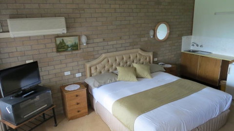 Beachview Motel - Adults Only - Accommodation Rockhampton 1