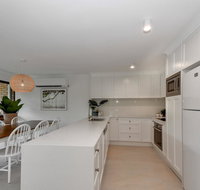 BEAUTIFULLY RENOVATED OCEANSIDE APARTMENT - Accommodation Rockhampton
