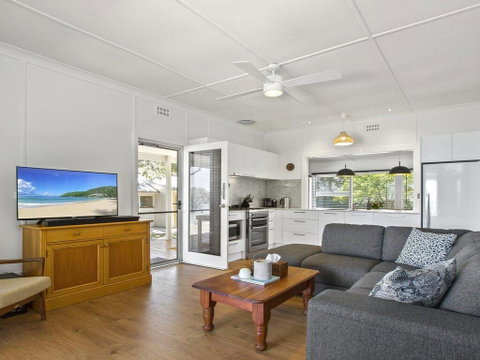 Bellevue - Overlooking Serene Lake Woolumboola - Accommodation Rockhampton 3