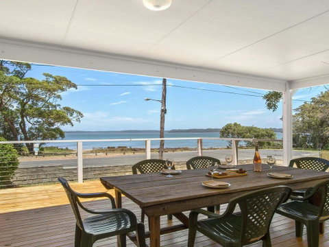Bellevue - Overlooking Serene Lake Woolumboola - Accommodation Rockhampton 0