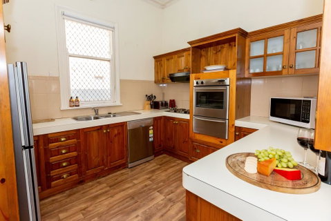 Best Central House - SLEEPS 11 !! - Accommodation Rockhampton 2