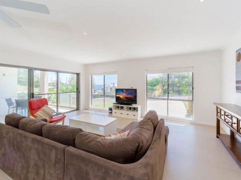 Bimbadeen Unit 3 - Across From The Beach - Lift In Complex - Accommodation Rockhampton 2