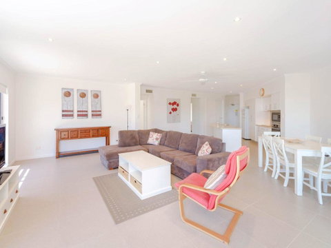 Bimbadeen Unit 3 - Across From The Beach - Lift In Complex - Accommodation Rockhampton 1