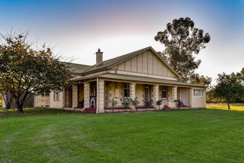 The Jazz B&B - Accommodation Rockhampton 0