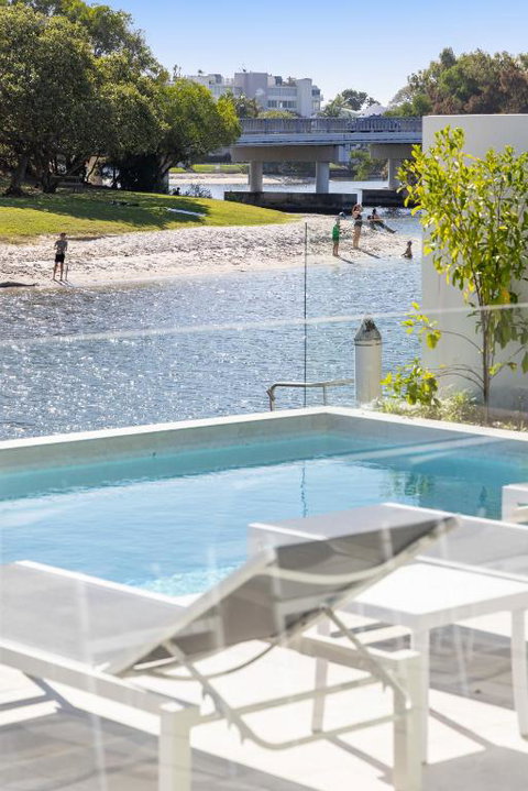 Waterfront Family Retreat, Pet-Friendly - Accommodation Rockhampton 3