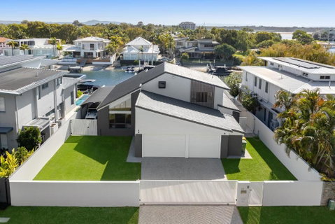 Waterfront Family Retreat, Pet-Friendly - Accommodation Rockhampton 1