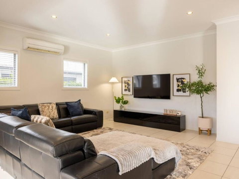 Waterfront Lifestyle Holiday5B House NearThemePark - Accommodation Rockhampton 3