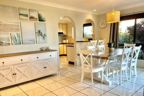 WHISPERING PALMS - Accommodation Rockhampton 0