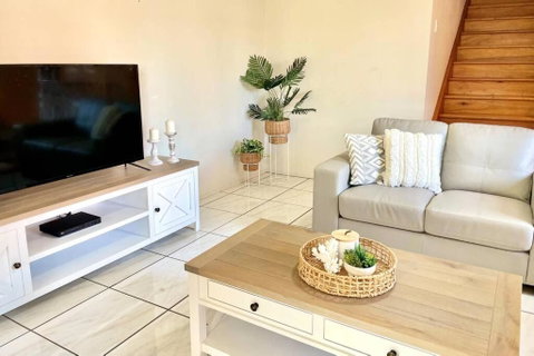 WHISPERING PALMS - Accommodation Rockhampton 1