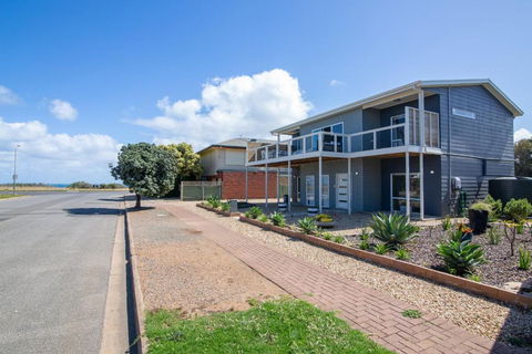Xanadu - Aldinga Beach - C21 SouthCoast Holidays - Accommodation Rockhampton 1