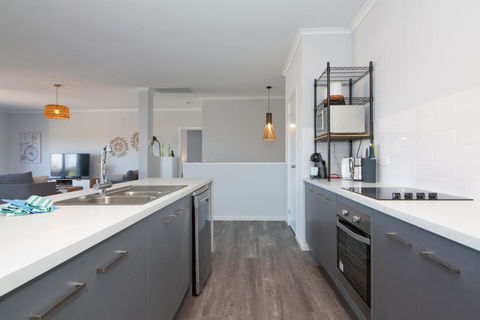 Xanadu - Aldinga Beach - C21 SouthCoast Holidays - Accommodation Rockhampton 3