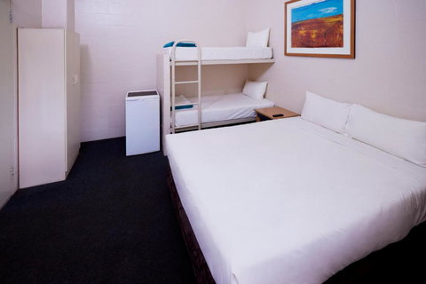 Outback Lodge - Accommodation Rockhampton 2