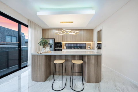 Spacious & Luxury 4Bed Room Retreat Near Station - Accommodation Rockhampton 2