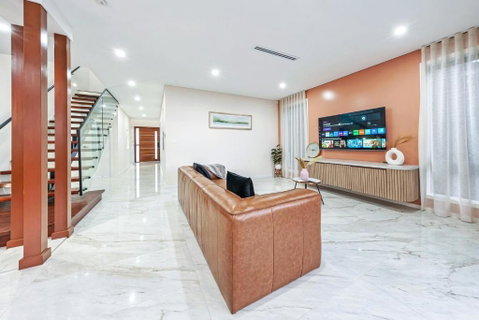 Spacious & Luxury 4Bed Room Retreat Near Station - Accommodation Rockhampton 3