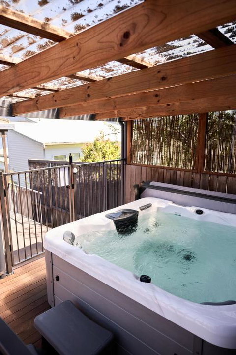 Waterfront Home With Outdoor Spa Bath And Mountain Views - 5 Min Drive To City - Accommodation Rockhampton 2