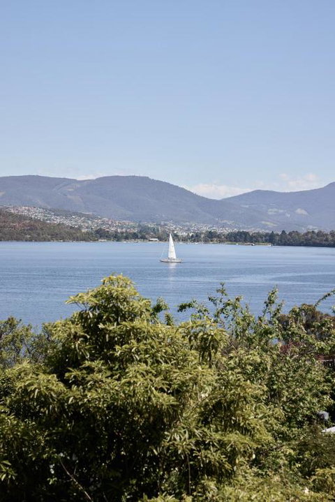 Waterfront Home With Outdoor Spa Bath And Mountain Views - 5 Min Drive To City - Accommodation Rockhampton 3