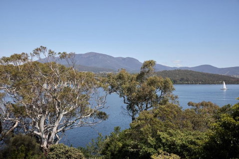 Waterfront Home With Outdoor Spa Bath And Mountain Views - 5 Min Drive To City - Accommodation Rockhampton 1