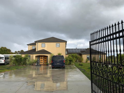 Yes Home - Accommodation Rockhampton 0