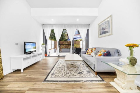 Zetland Gem 2Bed Apt With Pool & Gym Access - Accommodation Rockhampton 0