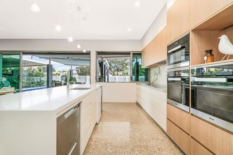 ZenLux Massive 5-BR Holiday Home - Pool - BBQ - Accommodation Rockhampton 1