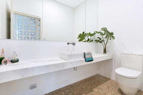 ZenLux Massive 5-BR Holiday Home - Pool - BBQ - Accommodation Rockhampton 3